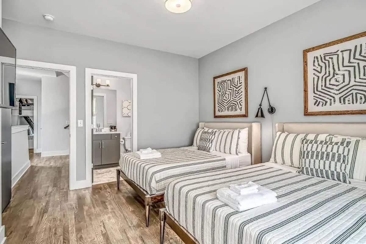 Two Large Nashville Homes Minutes To Downtown Holiday home